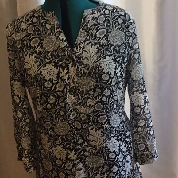 Tunic style dress with long sleeves, tie back, by ROSE & OLIVE in size medium - Picture 4 of 14